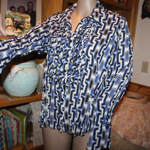 tuxedo front bell sleeve button front blouse M EUC - Picture 7 of 7